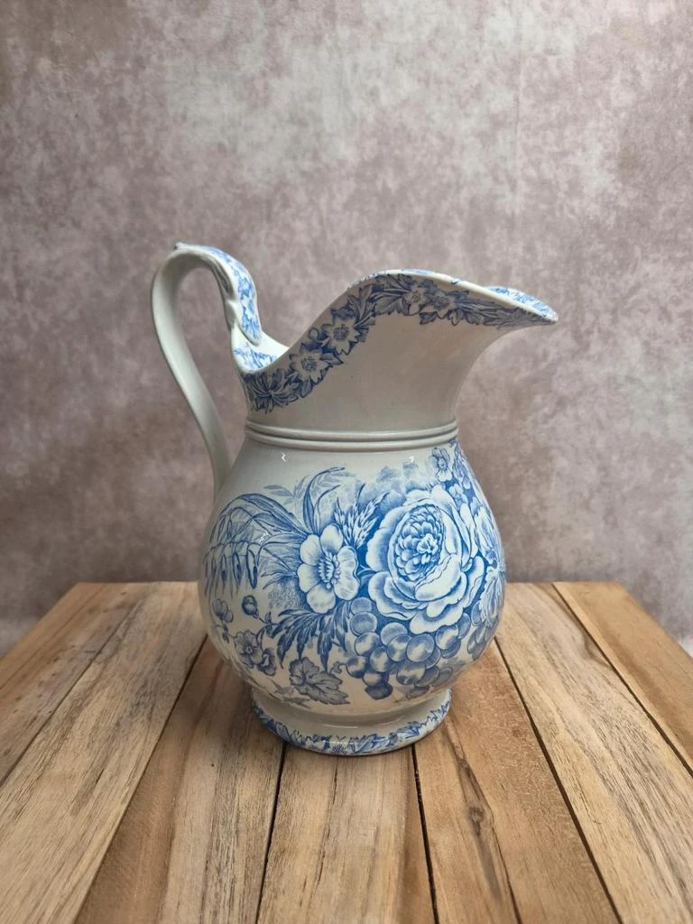 Broc ancien Jules Vieillard Bordeaux bleu & blanc – Terre de fer, décor floral – Xixe siècle